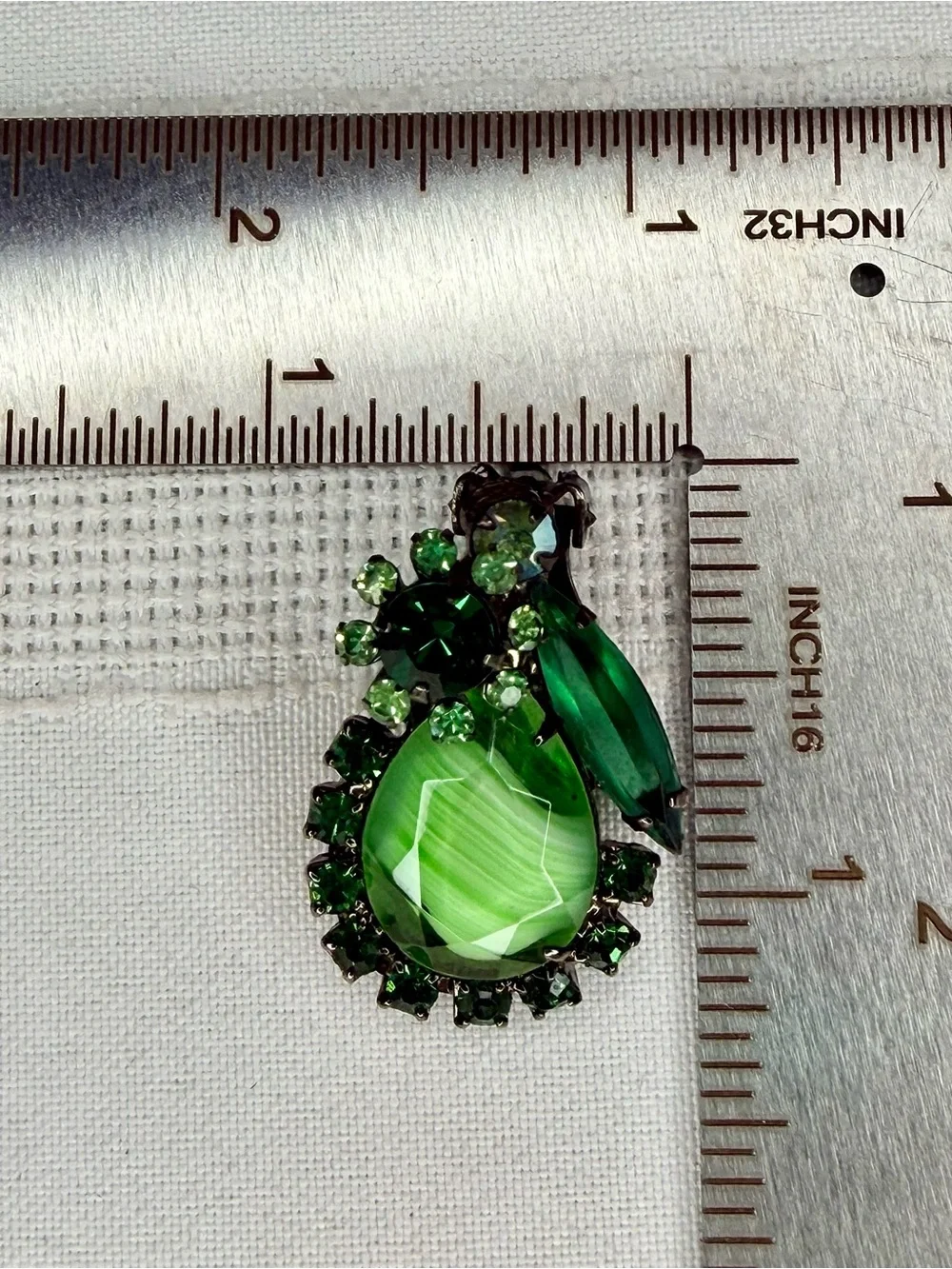 Verified Book Piece Juluana D&E Elegant Emerald Green Givre Clip-on Earrings - Picture 8 of 10